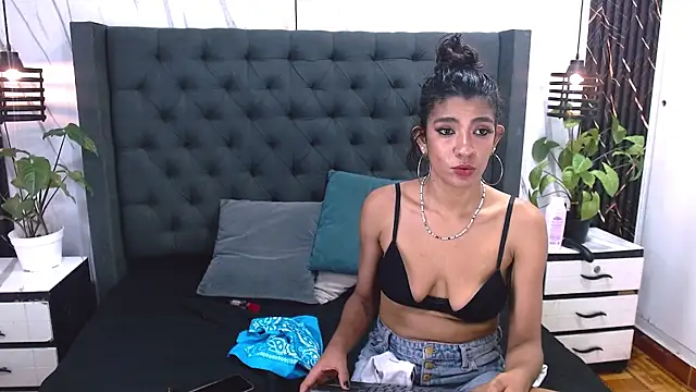 Alexandra_Bronw live cam on StripChat
