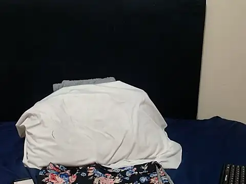 KinkyPetite18 webcam