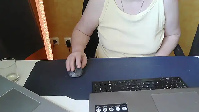 SweetPhoenix76 webcam