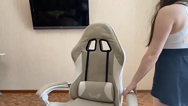 LauriWhitlock live cam on StripChat