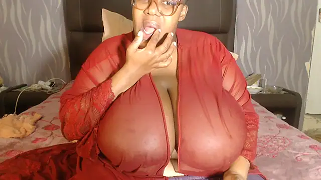 BoobsQueen46K live cam on StripChat