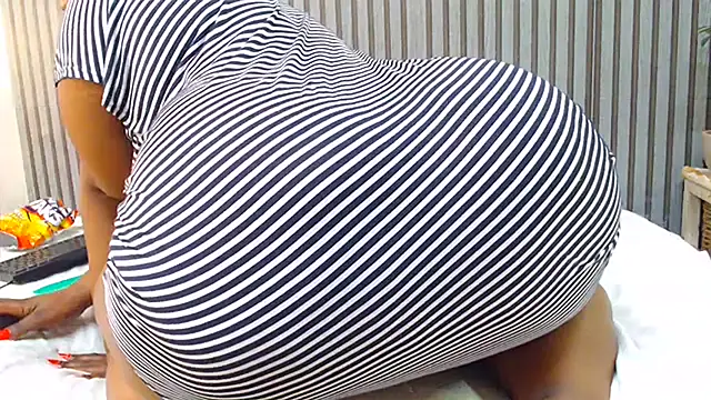 ROYALASS25 live cam on StripChat