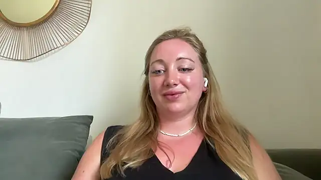 arielsweetieee live cam on StripChat