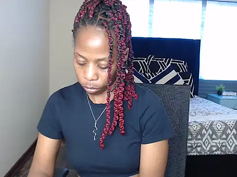 QUEENMANDYY webcam
