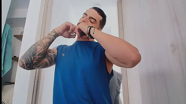 thomas_gun live cam on StripChat