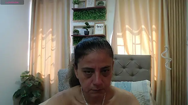 sasi_luna live cam on StripChat
