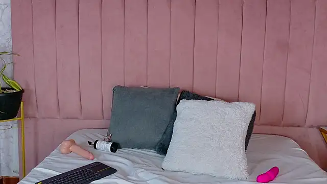 SCARLHETTBROWN live cam on StripChat