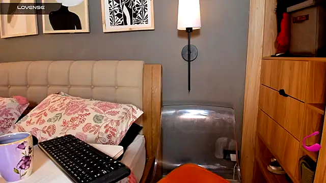Bloom_Noor webcam