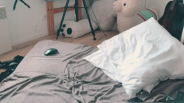 CeriseLapine live cam on StripChat