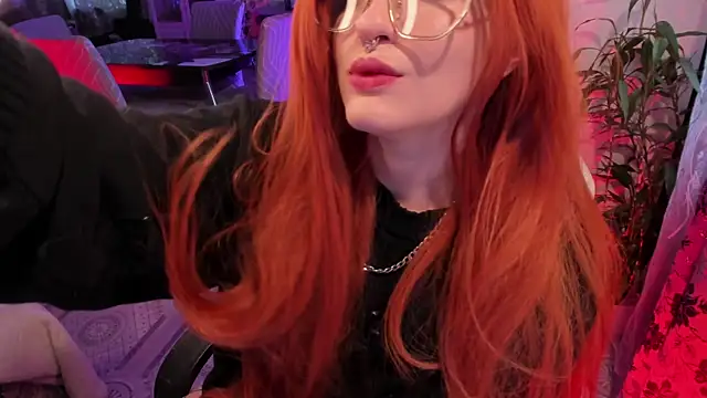 Sserendipityy live cam on StripChat