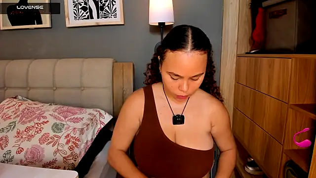 Bloom_Noor live cam on StripChat