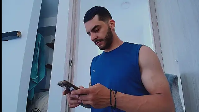 thomas_gun live cam on StripChat