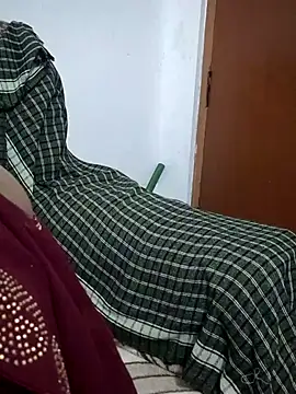 thirisha143 live cam on StripChat