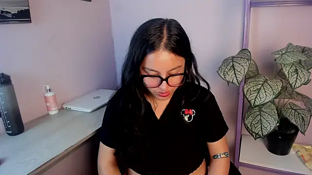 Crystal_Moom live cam on StripChat