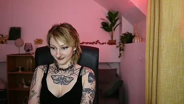 tattooedblondee18 live cam on StripChat
