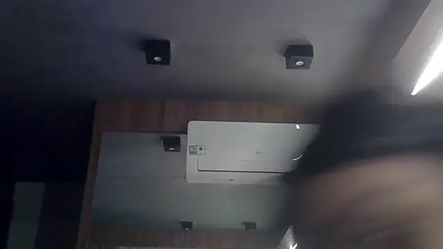 SkinnyKitten live cam on StripChat