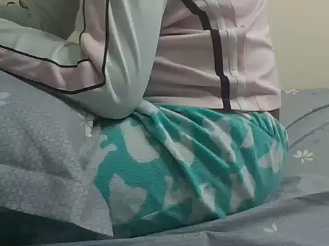 Oyeiyyy live cam on StripChat