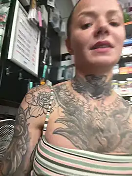 SkinnyLilly live cam on StripChat