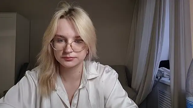 BloomMoon live cam on StripChat