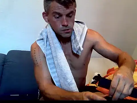 Cambitchboy live cam on StripChat