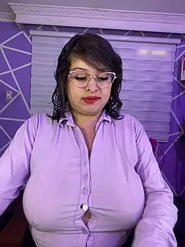 MiiaaJoness live cam on StripChat