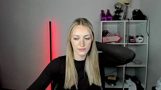 EvelynBlond live cam on StripChat