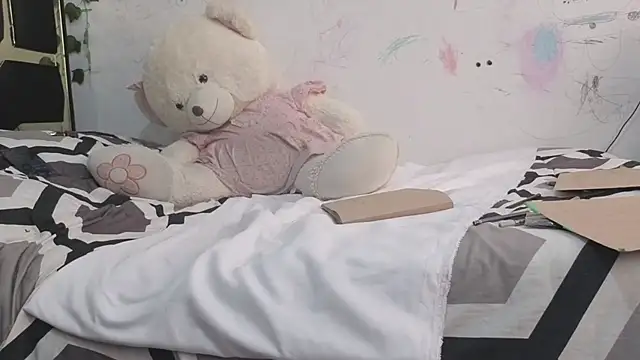 lucywhite13 live cam on StripChat