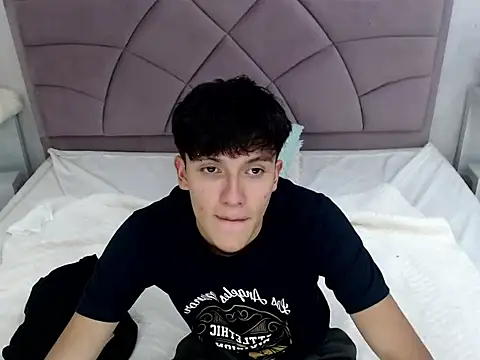 ethan_twink22 live cam on StripChat