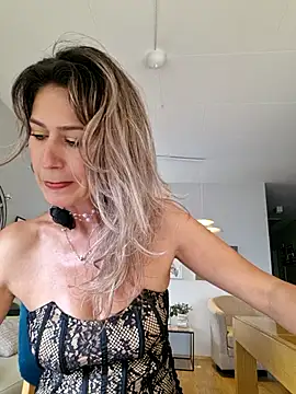 CelynaRoss live cam on StripChat