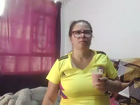 lusianamasters live cam on StripChat