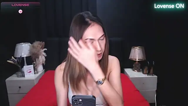 AlaiaRoyce live cam on StripChat