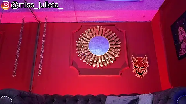 Julieta_Russell live cam on StripChat