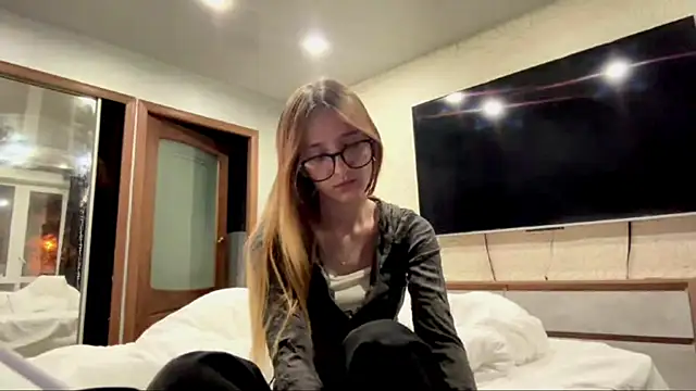 Sunshine_Kira live cam on StripChat