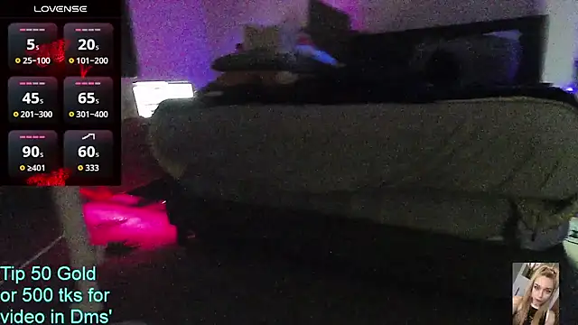 Blondiewithanass webcam