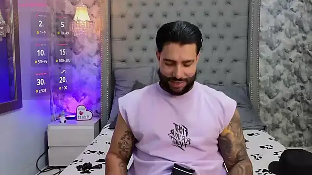 Apolo_rousse1 live cam on StripChat