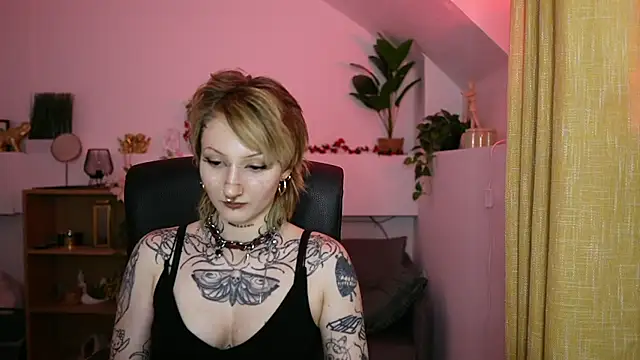 tattooedblondee18 live cam on StripChat