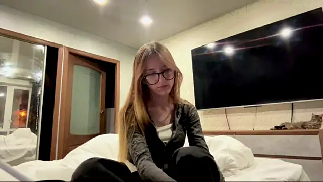 Sunshine_Kira live cam on StripChat