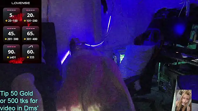 Blondiewithanass