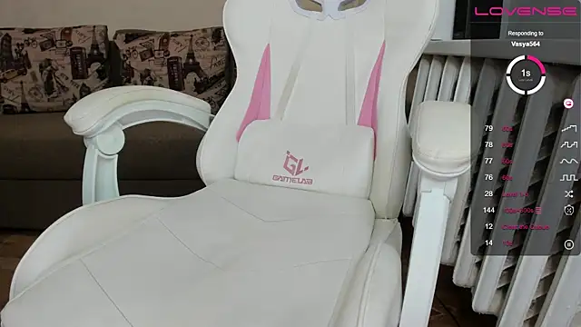 LittleCandy18 live cam on StripChat
