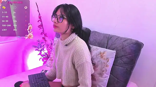 NayeCloud live cam on StripChat