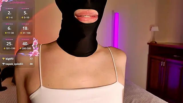 Chloeees live cam on StripChat