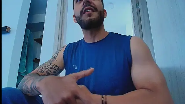 thomas_gun live cam on StripChat