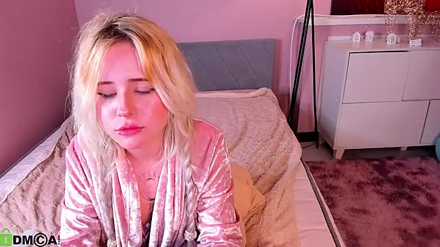 kikipeach (F teen) - Look under my robe.