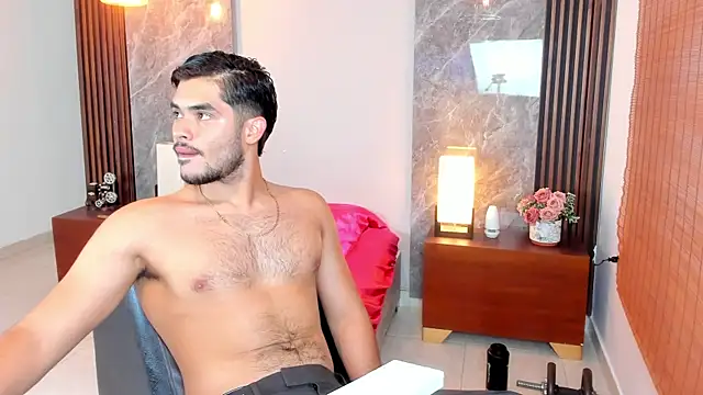 luciano_vitale live cam on StripChat