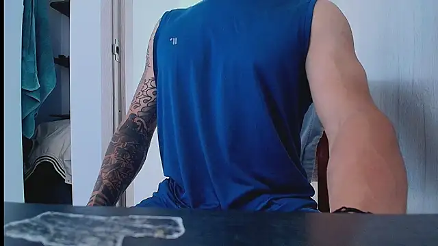 thomas_gun live cam on StripChat