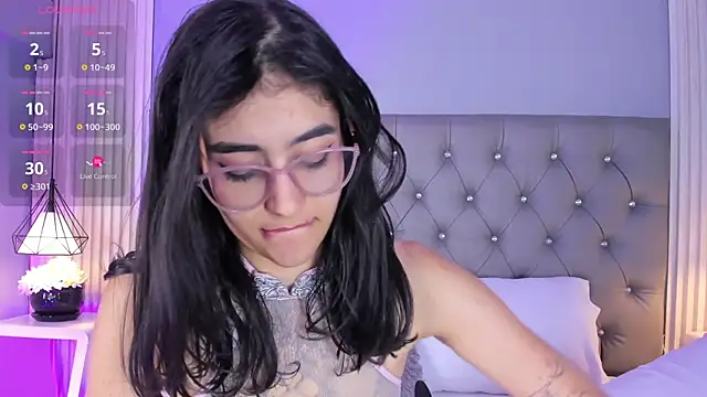 LunaBloomn live cam on StripChat