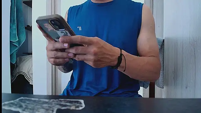thomas_gun live cam on StripChat