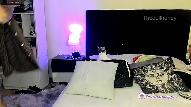 Thedollhoney webcam