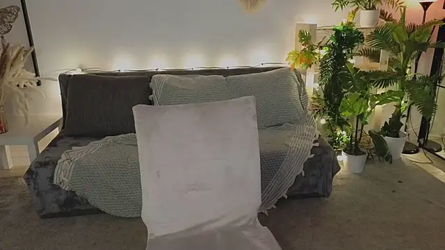 Freckle_Diyana webcam