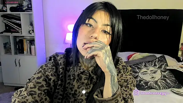 Thedollhoney live cam on StripChat